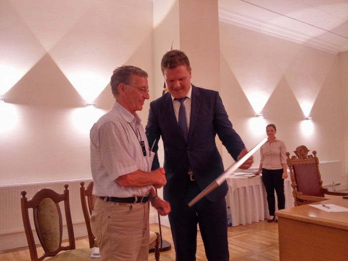 Auszeichnung des 1. Stadtvertretervorstehers, Rainer Schönemyer, durch Bürgermeister Lars Schwarz.